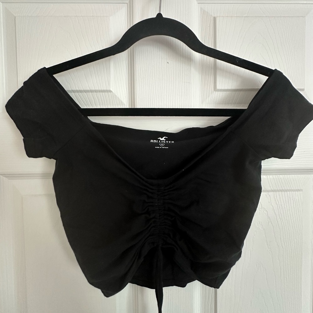Hollister Must Have’s Collection Off the Shoulder Cropped Tee